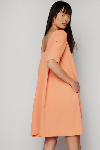 VESTIDO PLIEGUE Y ESCOTE EN ESPALDA ALBARICOQUE