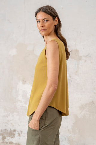 TOP ESCOTE PICO TIRANTE ANCHO MOSTAZA