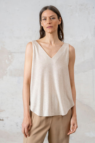 TOP ESCOTE PICO TIRANTE ANCHO BEIGE