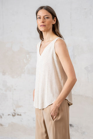 TOP ESCOTE PICO TIRANTE ANCHO BEIGE