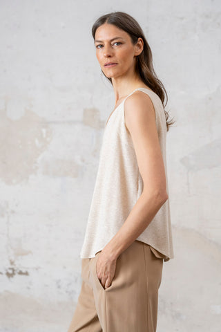 TOP ESCOTE PICO TIRANTE ANCHO BEIGE